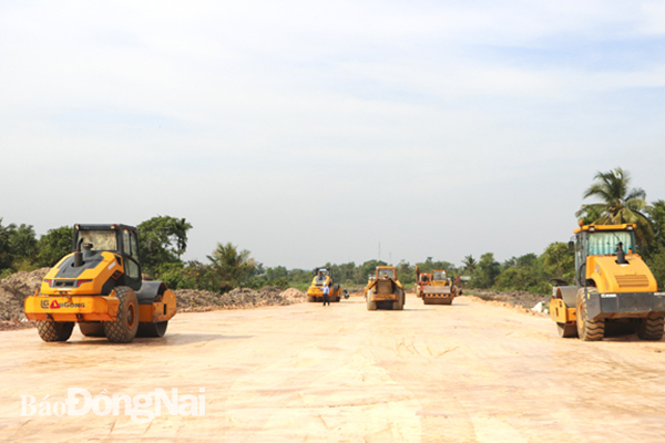 Dự án Hương lộ 2 (đoạn 1, giai đoạn 1) hiện vẫn chưa hoàn tất công tác giải phóng mặt bằng. Ảnh: phạm tùng