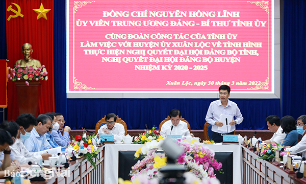 Bí thư Huyện ủy huyện Xuân Lộc Viên Hồng Tiến báo cáo tại buổi làm việc