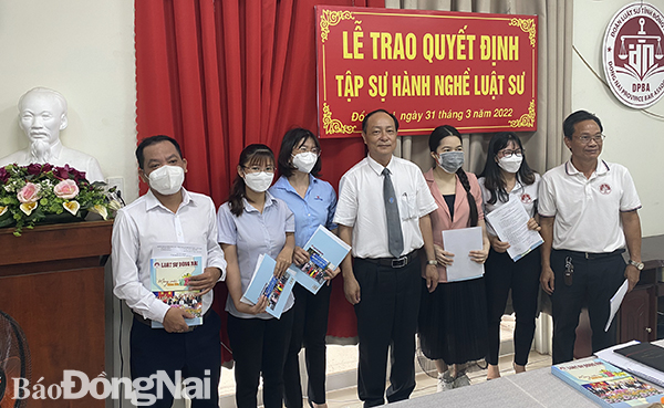 Các luật sư tập sự được trao quyết định tập sự và chính thức