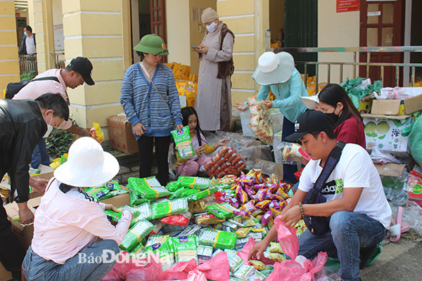 Nhóm bạn trẻ Vạn Sự Tùy Duyên (H.Long Thành) phân quà, bánh để tặng trẻ em, học sinh xã Lũng Chinh (H.Mèo Vạc, tỉnh Hà Giang). Ảnh: Đoàn Phú