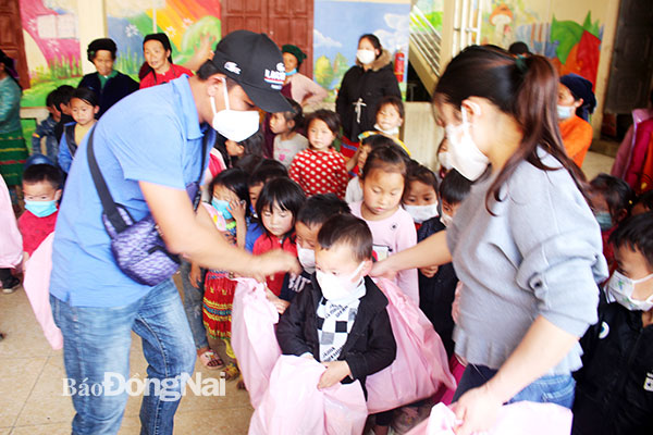 Nhóm thiện nguyện Vạn Sự Tùy Duyên (H.Long Thành) tặng quà cho học sinh Trường mầm non Tả Phìn (H.Đồng Văn). Ảnh: Đoàn Phú