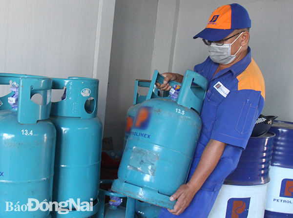 Giá gas bán lẻ tăng thêm 14 ngàn đồng/bình 12kg