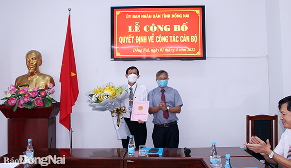 Phó bí thư Tỉnh ủy, Chủ tịch UBND tỉnh Cao Tiến Dũng trao quyết định bổ nhiệm lại chức vụ Giám đốc Đài PT-TH Đồng Nai cho ông Trần Nam Đông