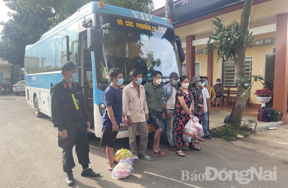 Các đối tượng tham gia đánh bạc bị công an bắt giữ, lấy lời khai (ảnh công an cung cấp)