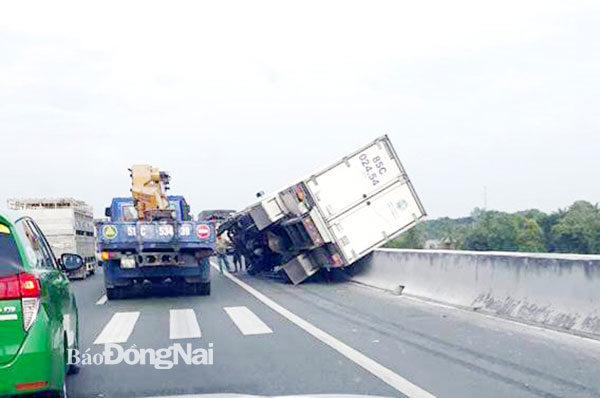 Phòng tránh xe ô tô bị nổ lốp gây tai nạn