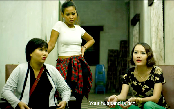 Các thành viên gia đình trò chuyện trong một cảnh phim