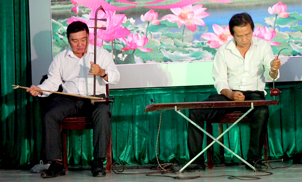 Nhạc công Tấn Quốc (trái). Ảnh: M.Ny