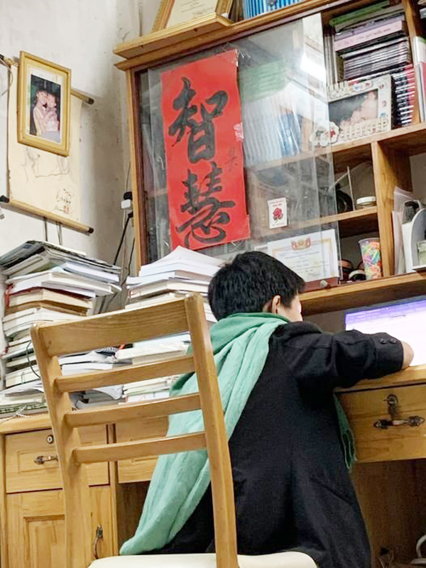 Phấn đấu để đạt kết quả cao trong học tập, một học sinh lớp 6 dậy từ sớm để học bài. Ảnh: Thu Hằng