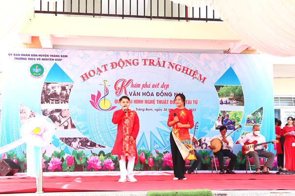 Học sinh Trường THCS Võ Nguyên Giáp (TT. Trảng Bom, H.Trảng Bom) biểu diễn tiết mục nghệ thuật đờn ca tài tử. Ảnh: H.Yến