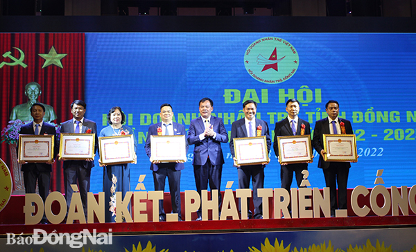 Trao tặng khen thưởng của UBND tỉnh cho các tập thể, cá nhân có thành tích trong xây dựng hội