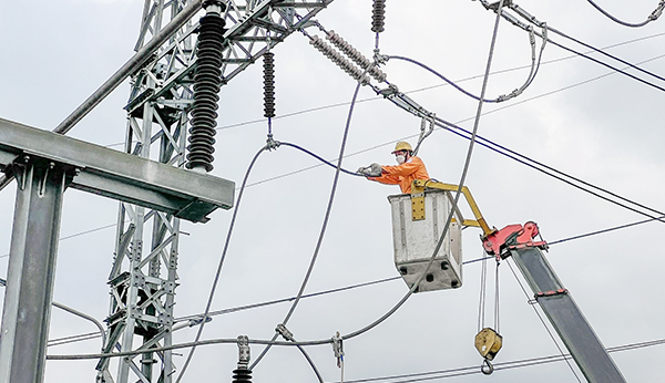 Công nhân Đội Quản lý vận hành lưới điện cao thế thực hiện bảo trì, bảo dưỡng trạm biến áp 110kV Tam Phước (TP.Biên Hòa). Ảnh: Đ.Tùng