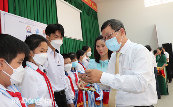 Ông Nguyễn Văn Liệt, Phó chủ tịch Liên hiệp các hội Khoa học kỹ thuật tỉnh trao thưởng cho các học sinh đạt giải Cuộc thi sáng tạo thanh thiếu niên, nhi đồng cấp tỉnh năm học 2021-2022. Ảnh: H.Yến