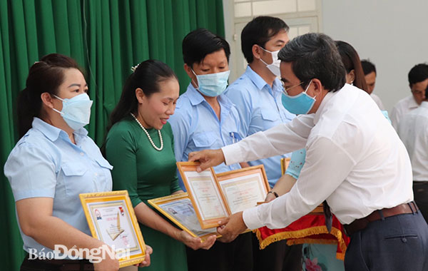 Trưởng phòng GD-ĐT huyện Tân Phú Lê Công Quang trao thưởng cho các giáo viên làm Tổng phụ trách đội giỏi. Ảnh: H.Yến