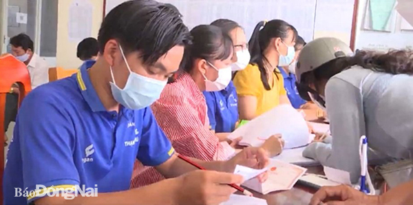 Công nhân nhận tiền hỗ trợ thuê trọ tại xã Thạnh Phú, H.Vĩnh Cửu