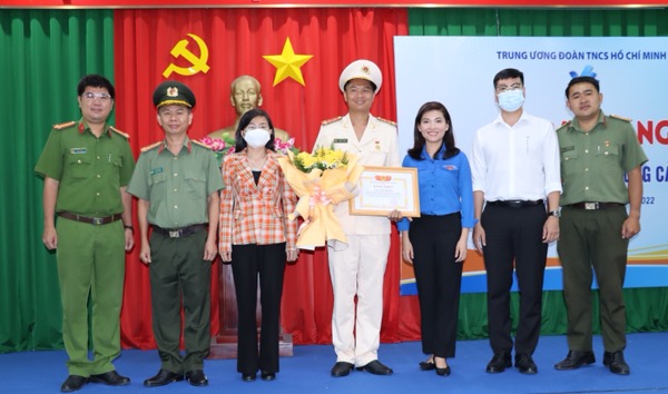 Trung ương Đoàn tặng huy hiệu Tuổi trẻ dũng cảm cho anh Thái Ngô Hiếu