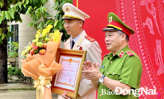 Thiếu tướng Nguyễn Văn Long, Thứ trưởng Bộ Công an trao tặng Huân chương Dũng cảm cho Đại úy Thái Ngô Hiếu