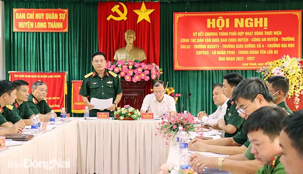 Phó chủ nhiệm Chính trị Bộ CHQS tỉnh Bùi Tấn Mẫn phát biểu tại hội nghị