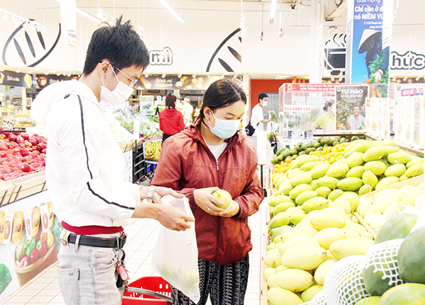 Các loại trái cây trong nước sẽ cần nâng cao sức cạnh tranh với các loại trái cây nhập khẩu trong bối cảnh hội nhập hiện nay Trong ảnh: Người tiêu dùng chọn mua các loại trái cây Việt tại một siêu thị ở TP.Biên Hòa Ảnh: HẢI HÀ