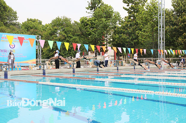 Các VĐV thi đấu nội dung bơi 100m bướm nữ