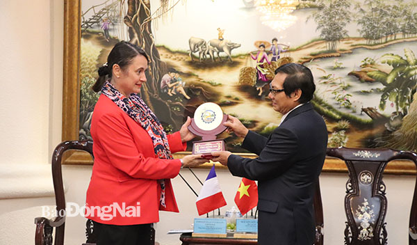 Phó chủ tịch UBND tỉnh Nguyễn Sơn Hùng tặng quà lưu niệm cho bà Emmanuelle Pavillon – Grosse, Tổng lãnh sự  Pháp tại TP.HCM. Ảnh: H.Yến