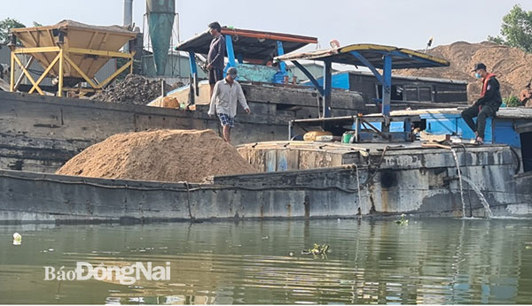 2 phương tiện vận chuyển cát không rõ nguồn gốc bị bắt giữ