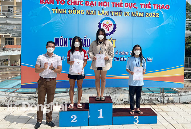 Ban tổ chức trao huy chương cho các VĐV giành thứ hạng cao