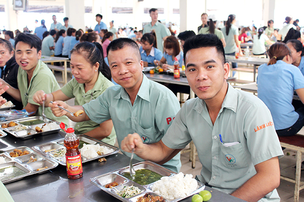 Công nhân Công ty TNHH Dona Pacific (H.Trảng Bom) trong bữa ăn giữa ca. Ảnh: Nguyễn Hòa