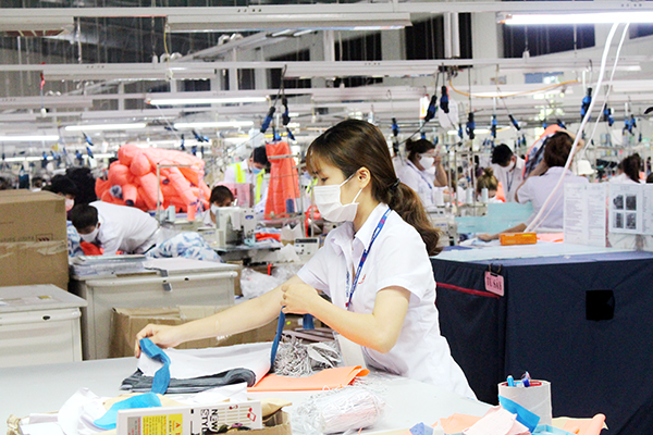 Công nhân Công ty CP Đồng Phú Cường (H.Định Quán) trong giờ làm việc