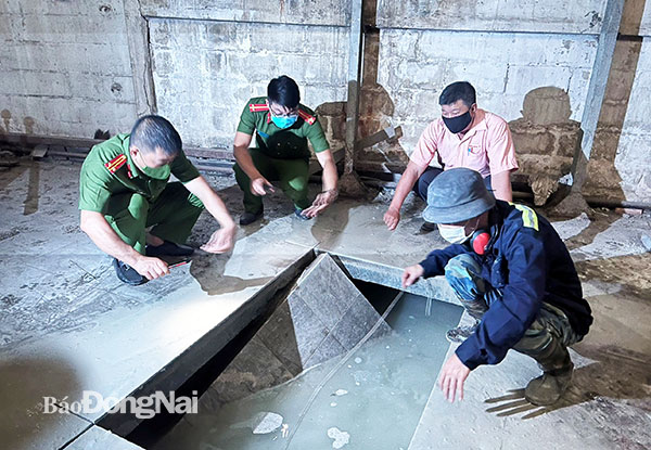 Khai quật hầm chôn chất thải trong khuôn viên công ty