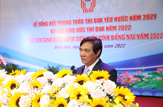 Phó chủ tịch UBND tỉnh Nguyễn Sơn Hùng phát biểu tại lễ tổng kết phong trào thi đua yêu nước năm 2021. Ảnh: Huy Anh