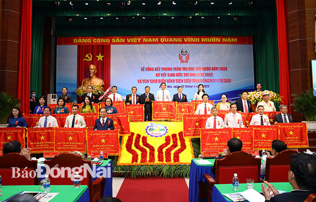 Đồng chí Hồ Thanh Sơn, Phó bí thư thường trực Tỉnh ủy, trao cờ thi đua xuất sắc Hạng Nhất cho đại diện các cụm khối thi đua của tỉnh. Ảnh: Huy Anh