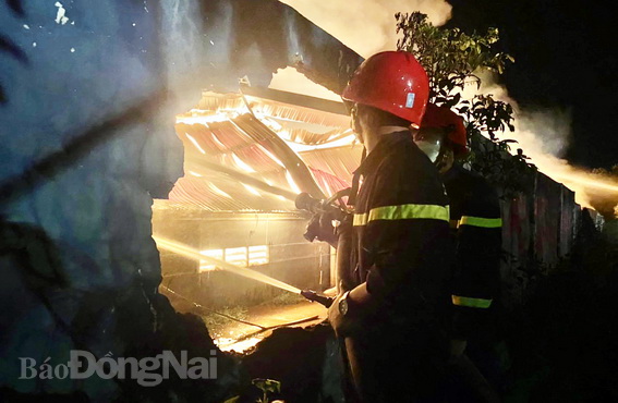 Cảnh sát PCCC dập tắt vụ cháy tại Nhà máy sợi Vinatex Phú Cường, cụm công nghiệp Phú Cường (H.Định Quán) tối 25-4. Ảnh: CTV