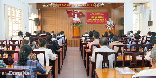  Bí thư Đảng ủy Khối các cơ quan tỉnh Bùi Quang Huy phát biểu khai giảng lớp bồi dưỡng