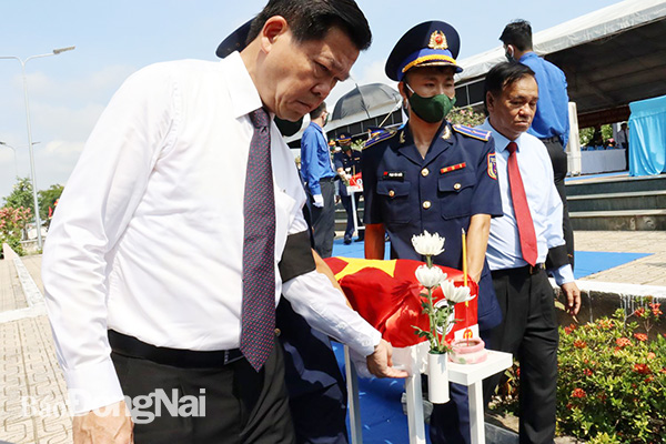 Bí thư Tỉnh ủy Nguyễn Hồng Lĩnh và nguyên Bí thư Tỉnh ủy Trần Đình Thành di quách hài cốt đến nơi an táng