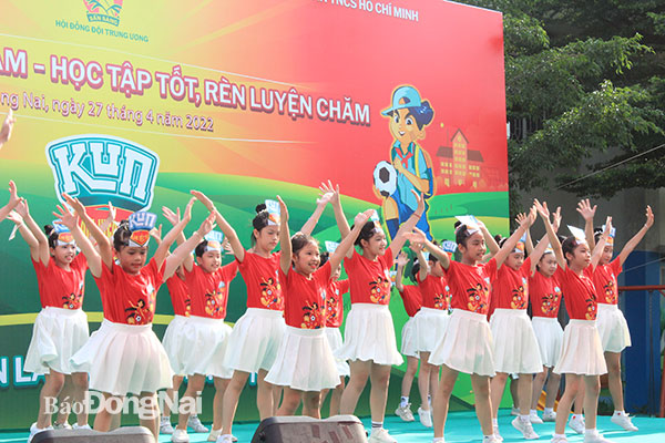 Các em thiếu nhi tham gia nhảy Flashmob tại ngày hội (Ảnh: Nga Sơn)