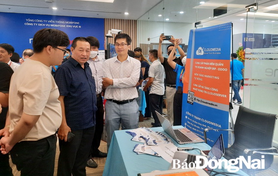 Các Doanh nghiệp Đồng Nai tham quan một gian hàng giới thiệu công nghệ chuyển đổi số