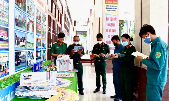 Cán bộ chiến sĩ đọc sách trong Ngày Sách và văn hóa đọc