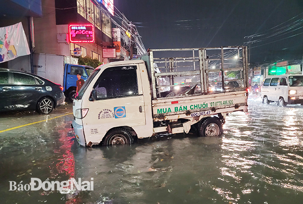 Phương tiện tham gia giao thông chết máy giữa dòng nước trên Quốc lộ 1A đoạn qua phường Tân Biên TP. Biên Hòa