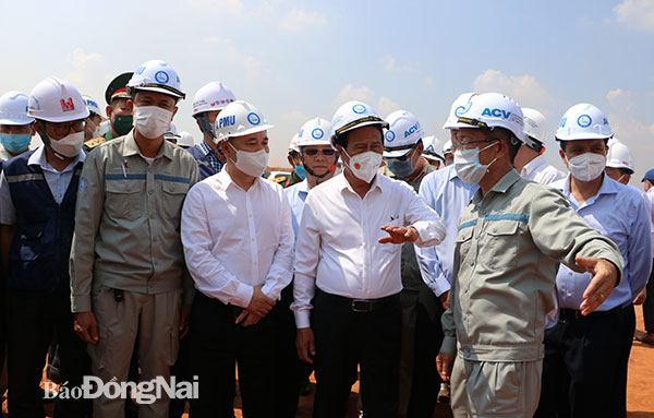 Phó thủ tướng Chính phủ Lê Văn Thành kiểm tra thực tế công tác thi công dự án sân bay Long Thành giai đoạn 1. Ảnh: Phạm Tùng