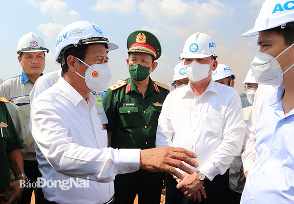 Phó thủ tướng Chính phủ Lê Văn Thành trao đổi với Phó chủ tịch UBND tỉnh Võ Tấn Đức về công tác giải phóng mặt bằng dự án sân bay Long Thành. Ảnh: Phạm Tùng