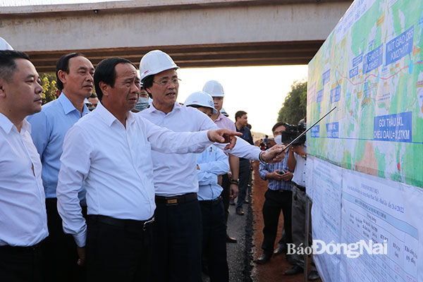 Phó thủ tướng Lê Văn Thành kiểm tra bản đồ triển khai thi công dự án đường cao tốc Phan Thiết- Dầu Giây. Ảnh: Phạm Tùng