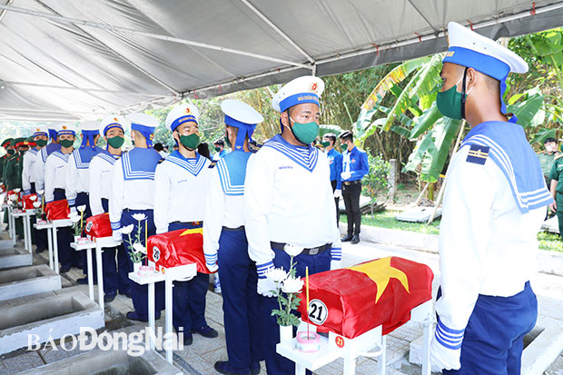 Trang nghiêm trước khi đưa hài cốt liệt sĩ đi an táng.