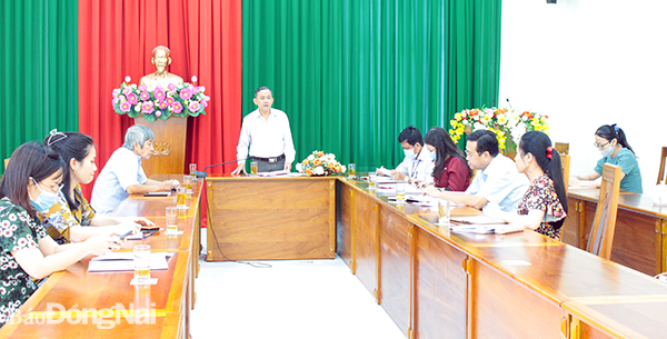 Đồng chí Phạm Tấn Linh, Phó Trưởng ban Tuyên giáo Tỉnh ủy phát biểu tại hội nghị