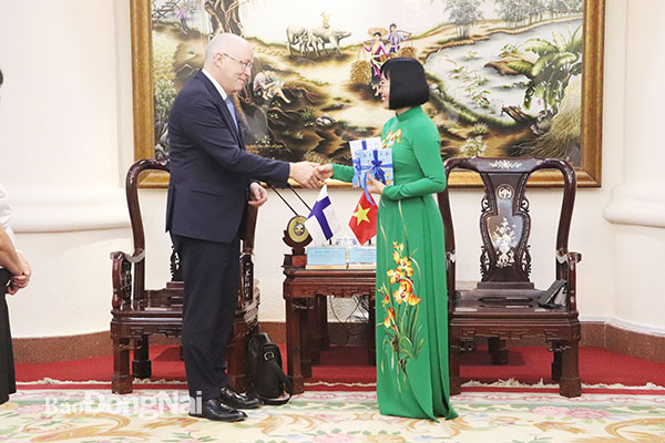 Phó chủ tịch UBND tỉnh Nguyễn Thị Hoàng tiếp Đại sứ đặc mệnh toàn quyền Phần Lan tại Việt Nam Keijo Norvanto. Ảnh: Hương Giang