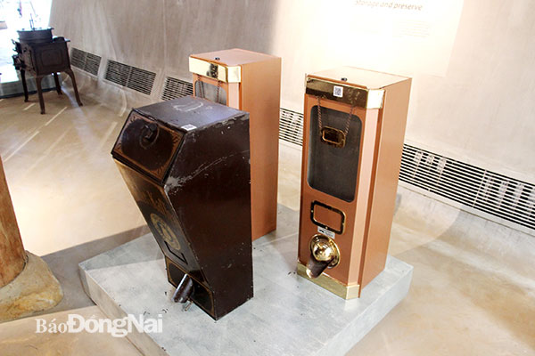 Các loại dụng cụ đựng cà phê được trưng bày tại Bảo tàng Thế giới cà phê