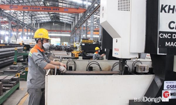 Đồng Nai đang thực hiện chương trình hỗ trợ doanh nghiệp tư nhân phát triển mạnh. Trong ảnh: Sản xuất tại một doanh nghiệp ngành cơ khí chế tạo trong Khu công nghiệp Thạnh Phú