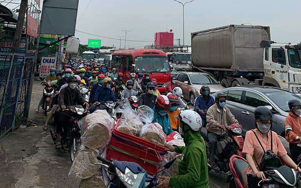 Nhiều trạm thu phí phải xả trạm vì ùn tắc giao thông