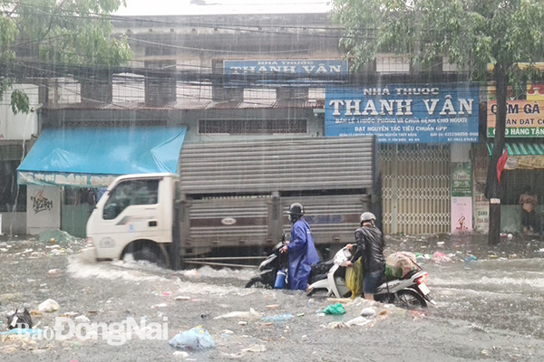 Một số nơi, nước ngập sâu bánh xe máy khiến việc lưu thông khó khăn.