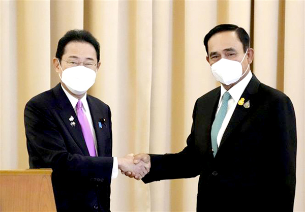 Thủ tướng Thái Lan Prayut Chan-o-cha (phải) trong cuộc gặp Thủ tướng Nhật Bản Kishida Fumio đang ở thăm Bangkok ngày 2-5