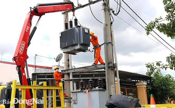 Công nhân ngành Điện nâng cấp trạm biến áp phục vụ sản xuất nông nghiệp ở H.Xuân Lộc. Ảnh: H.Lộc